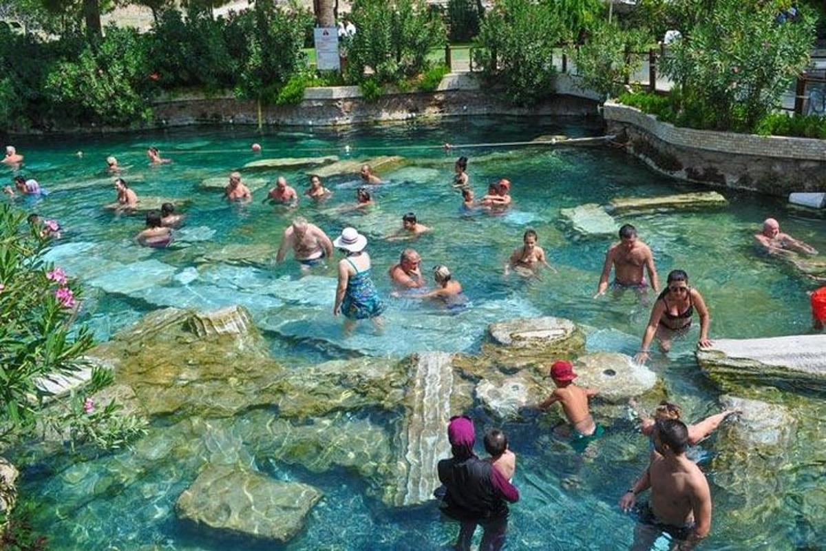 sekumpulan orang berenang di kolam renang