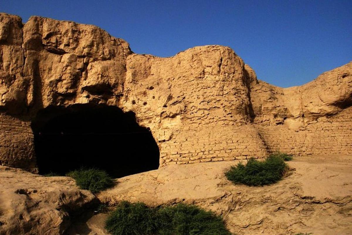 uma caverna na encosta de uma montanha rochosa