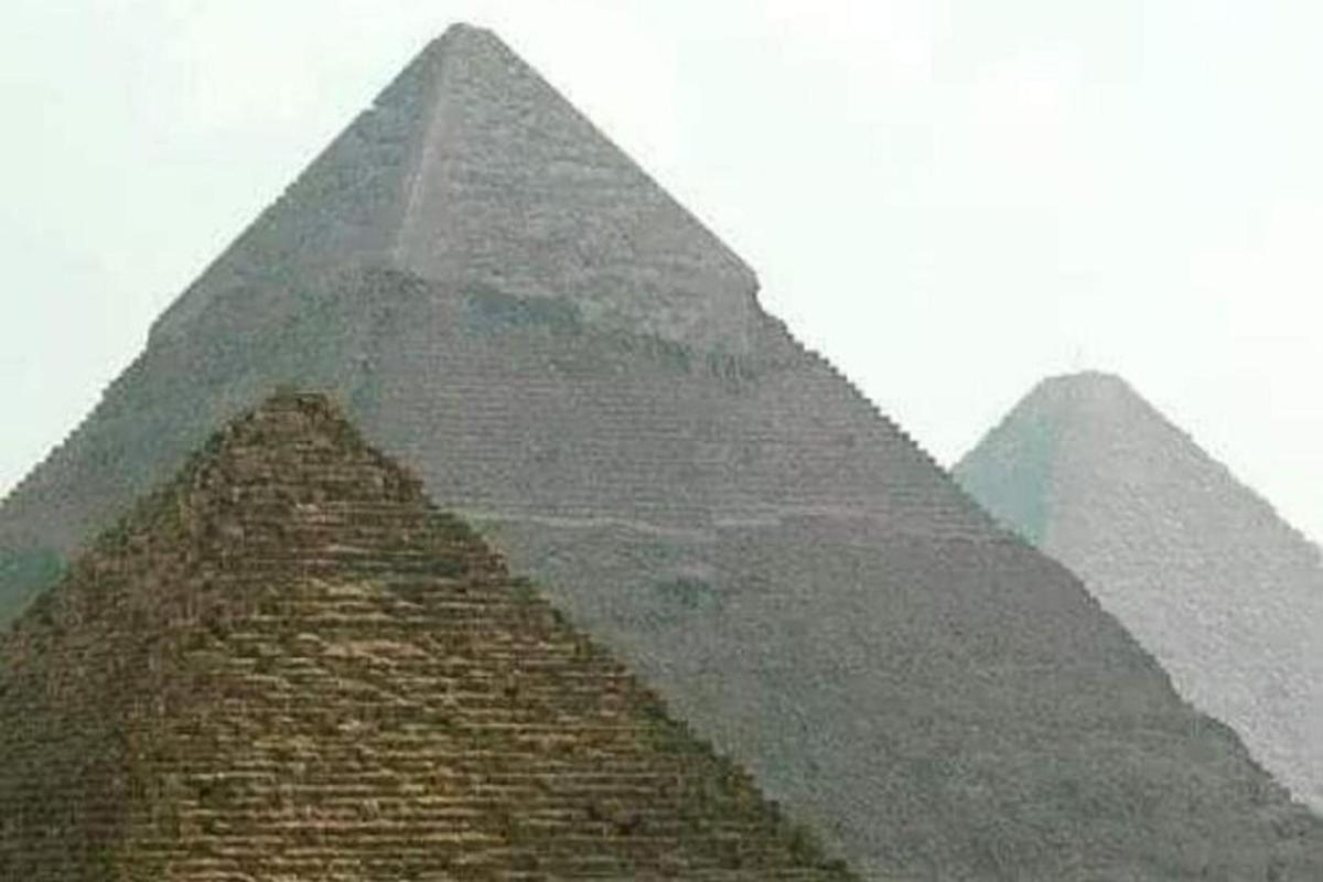 ein Blick auf die Pyramiden von Gizeh an einem bewölkten Tag