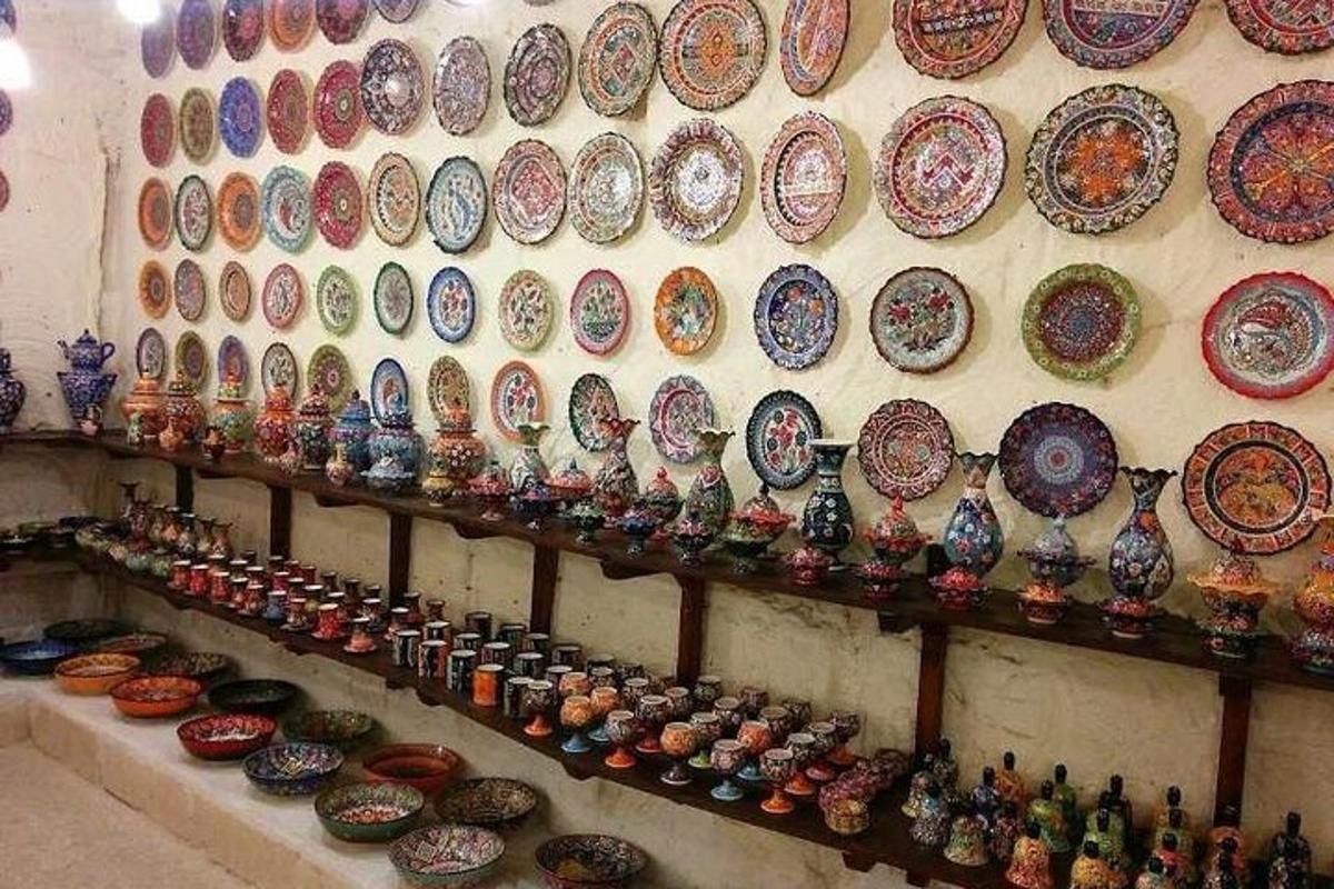 ένας τοίχος γεμάτος με πολλά πιάτα και βάζα