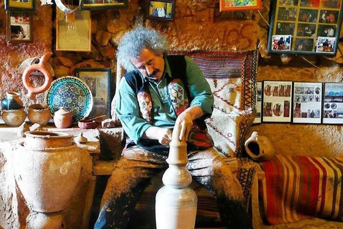ένας άντρας φτιάχνει ένα βάζο σε έναν κεραμικό τροχό