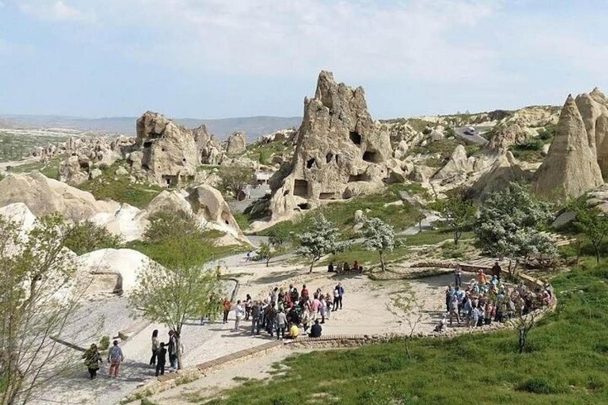 μια ομάδα ανθρώπων που περπατούν γύρω από βραχώδεις σχηματισμούς