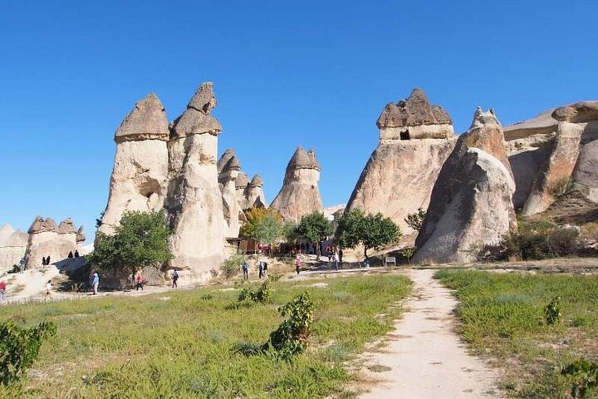 ένα μονοπάτι μπροστά από μερικούς μεγάλους βραχώδεις σχηματισμούς