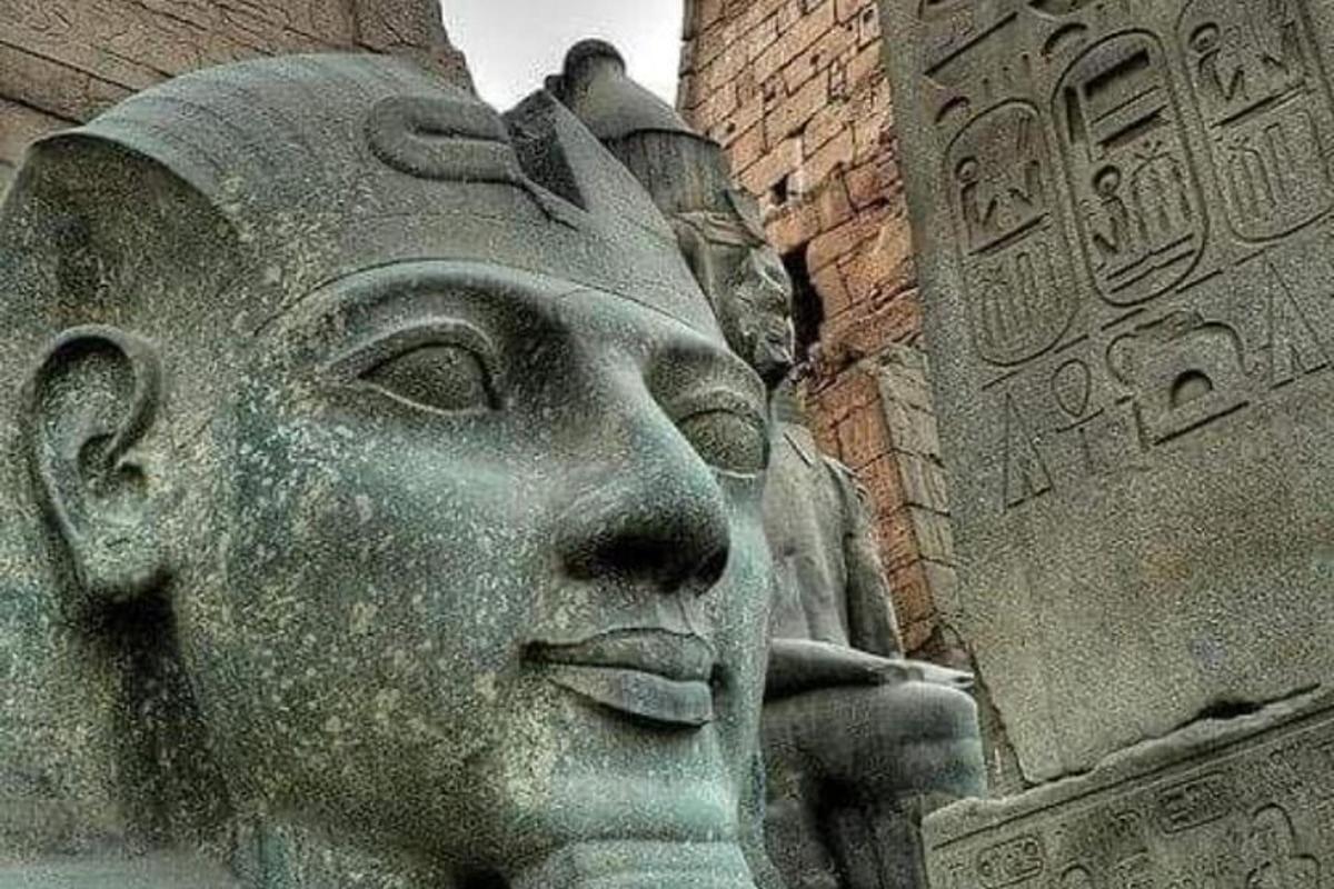 galvas statuja ēkas sānos