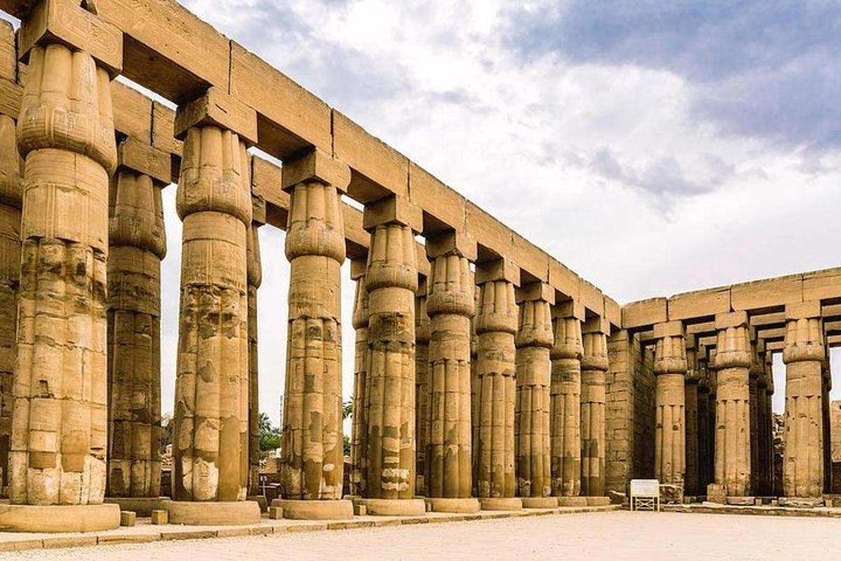 a large building with columns on the side of it