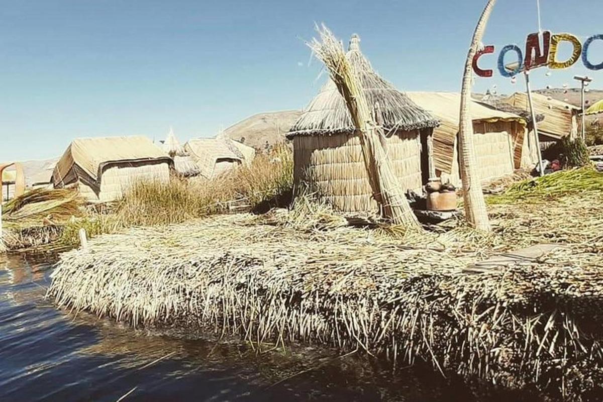 un'isola in mezzo a uno specchio d'acqua
