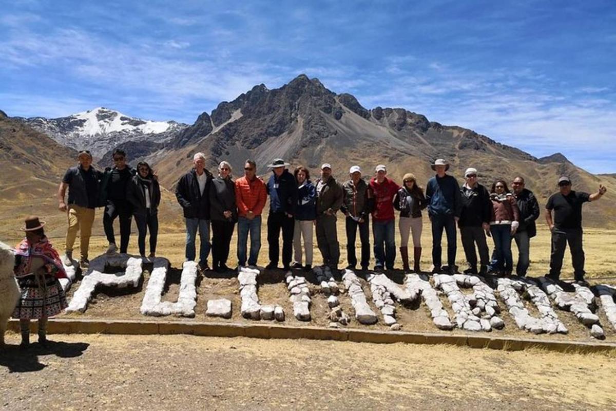 un gruppo di persone in posa per una foto davanti a una montagna