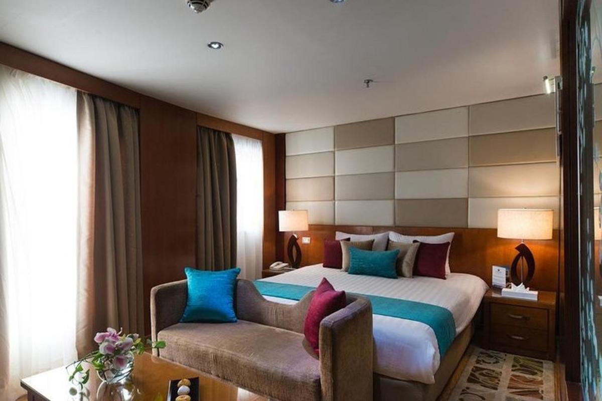 et hotellrom med en seng og en sofa