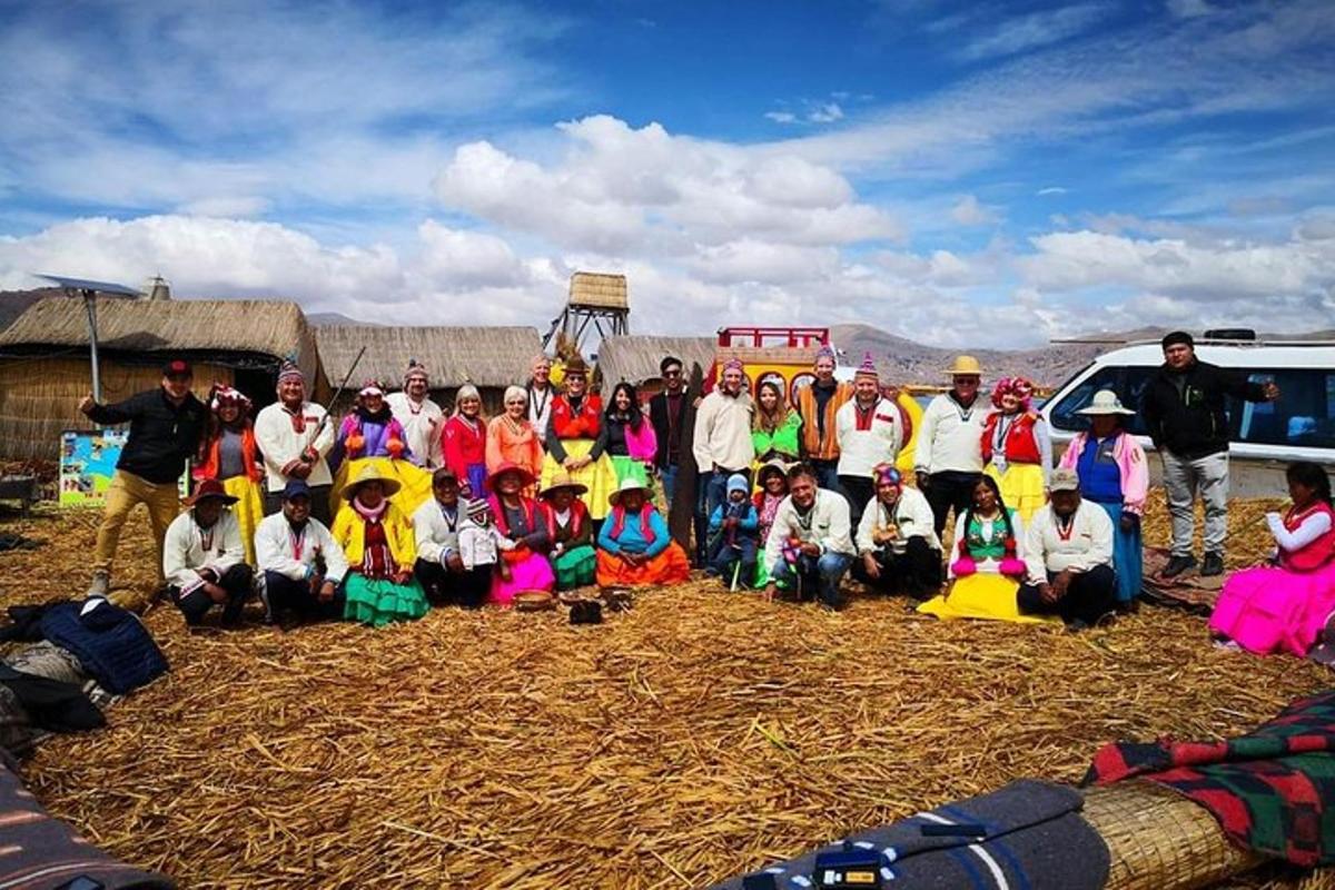 un grup de nens posant per a una foto en un camp