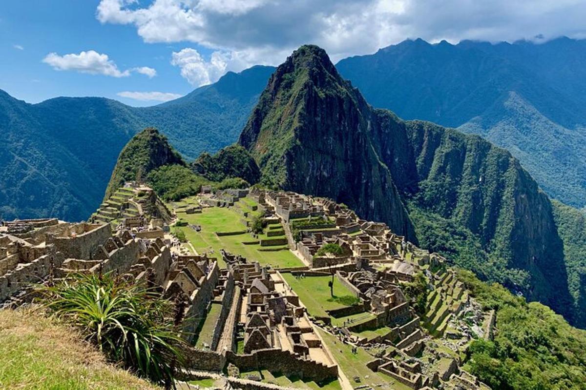 o vedere a orașului Machu Picchu cu munții în fundal
