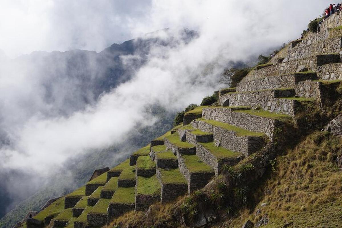 piramid purba di sisi gunung