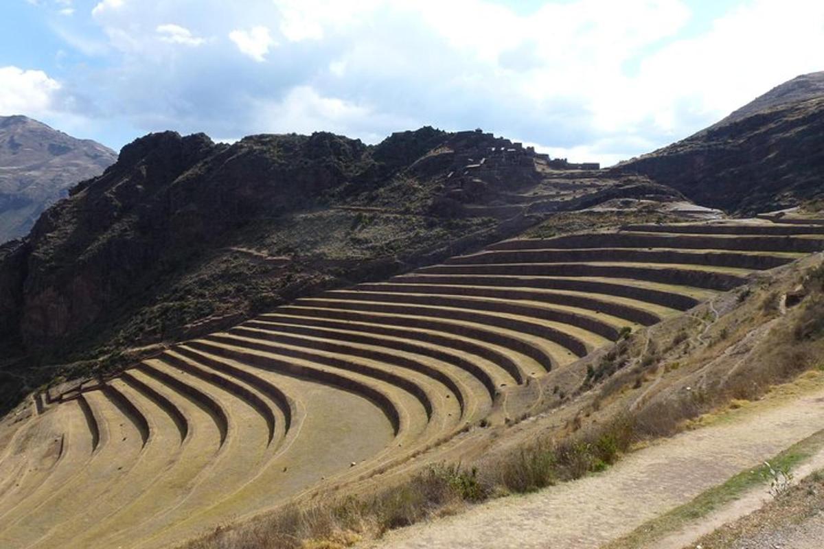 un anfiteatro sul fianco di una montagna