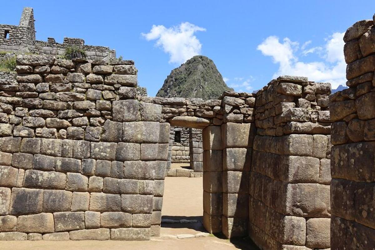 dinding batu lama dengan latar belakang gunung