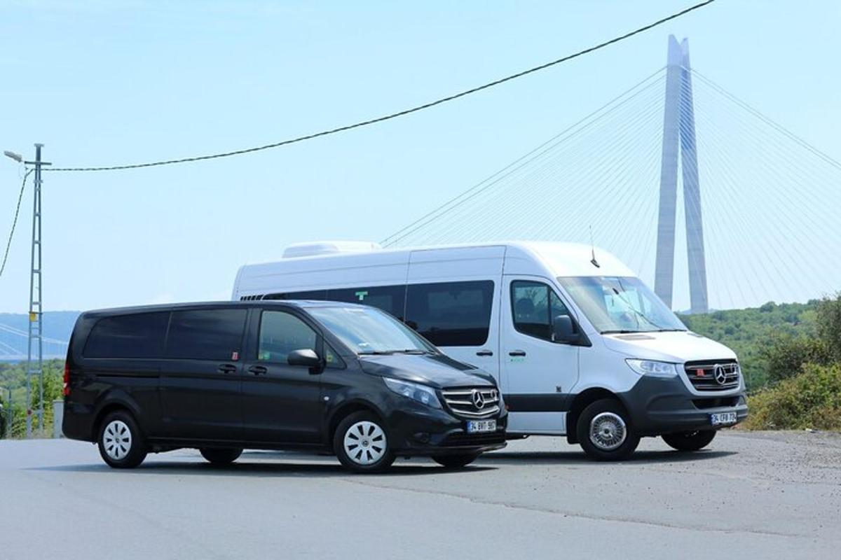 két furgon parkolt egymás mellett egy parkolóban