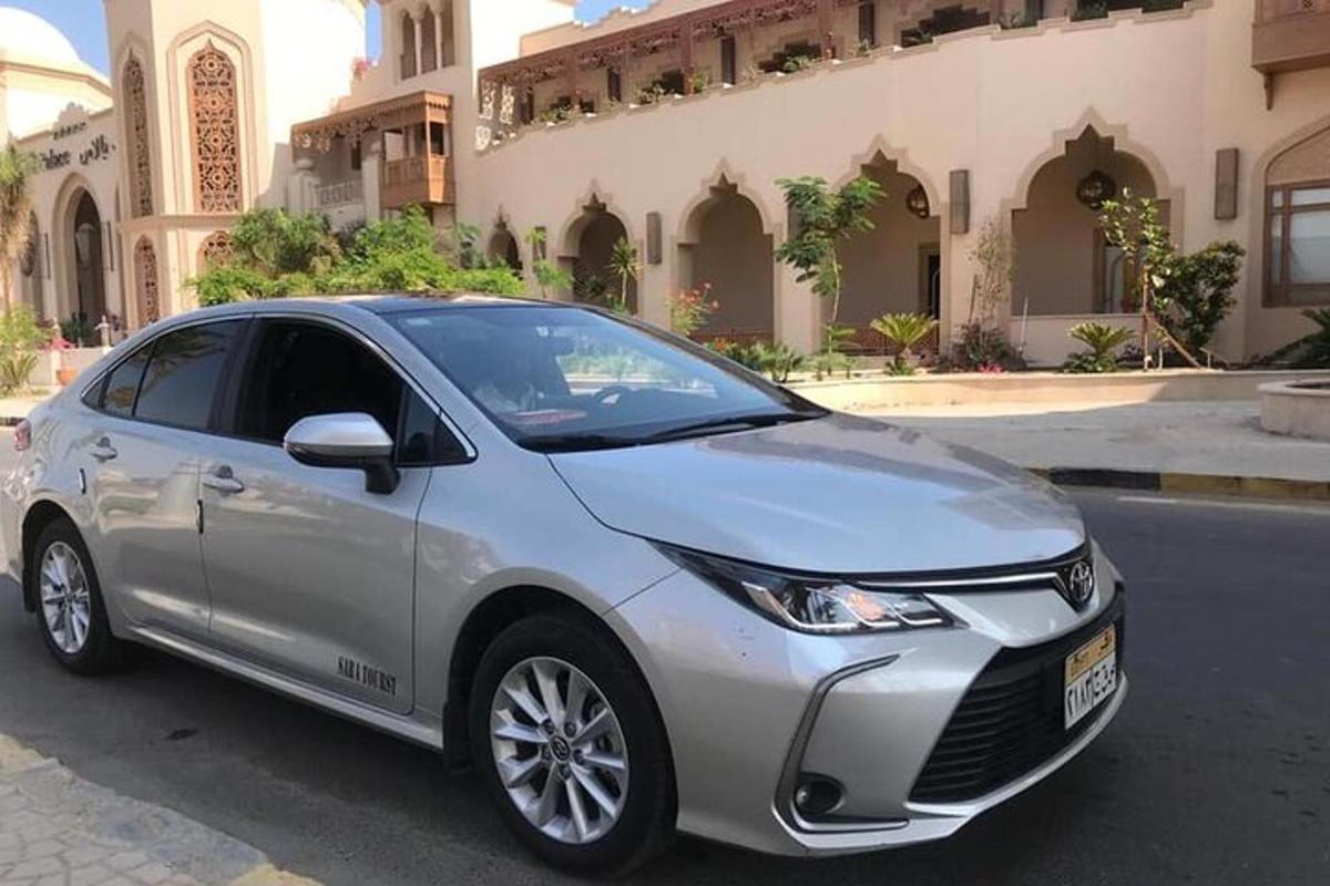 un'auto argentata parcheggiata davanti a un edificio
