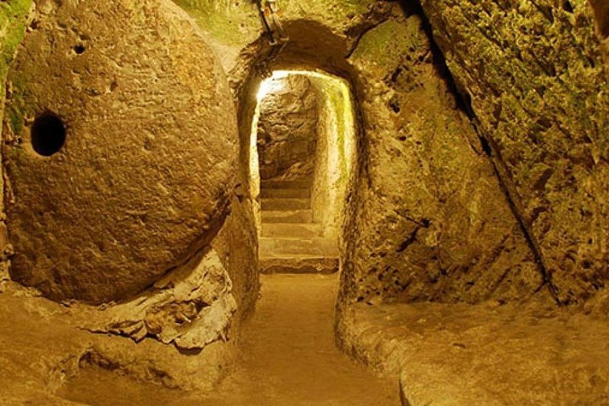 un tunel de piatră cu o scară într-o peșteră