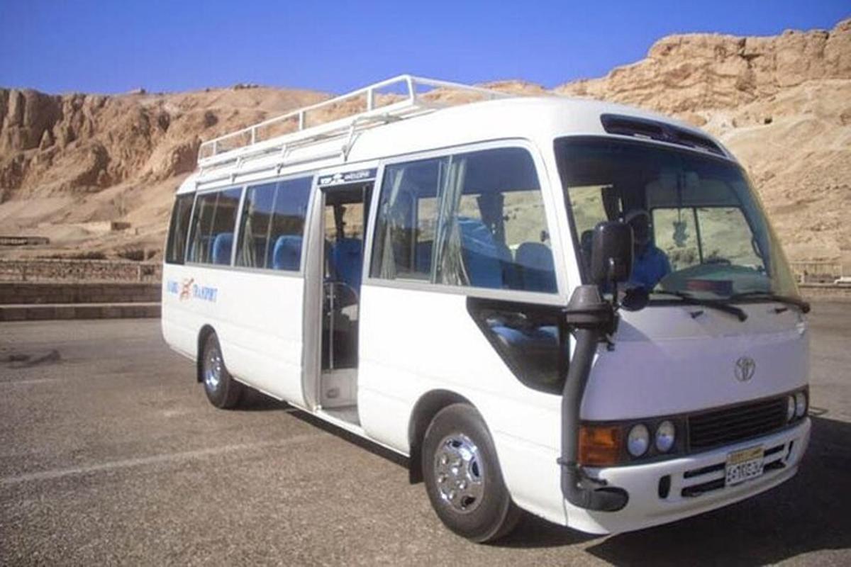 bílý autobus zaparkovaný na parkovišti