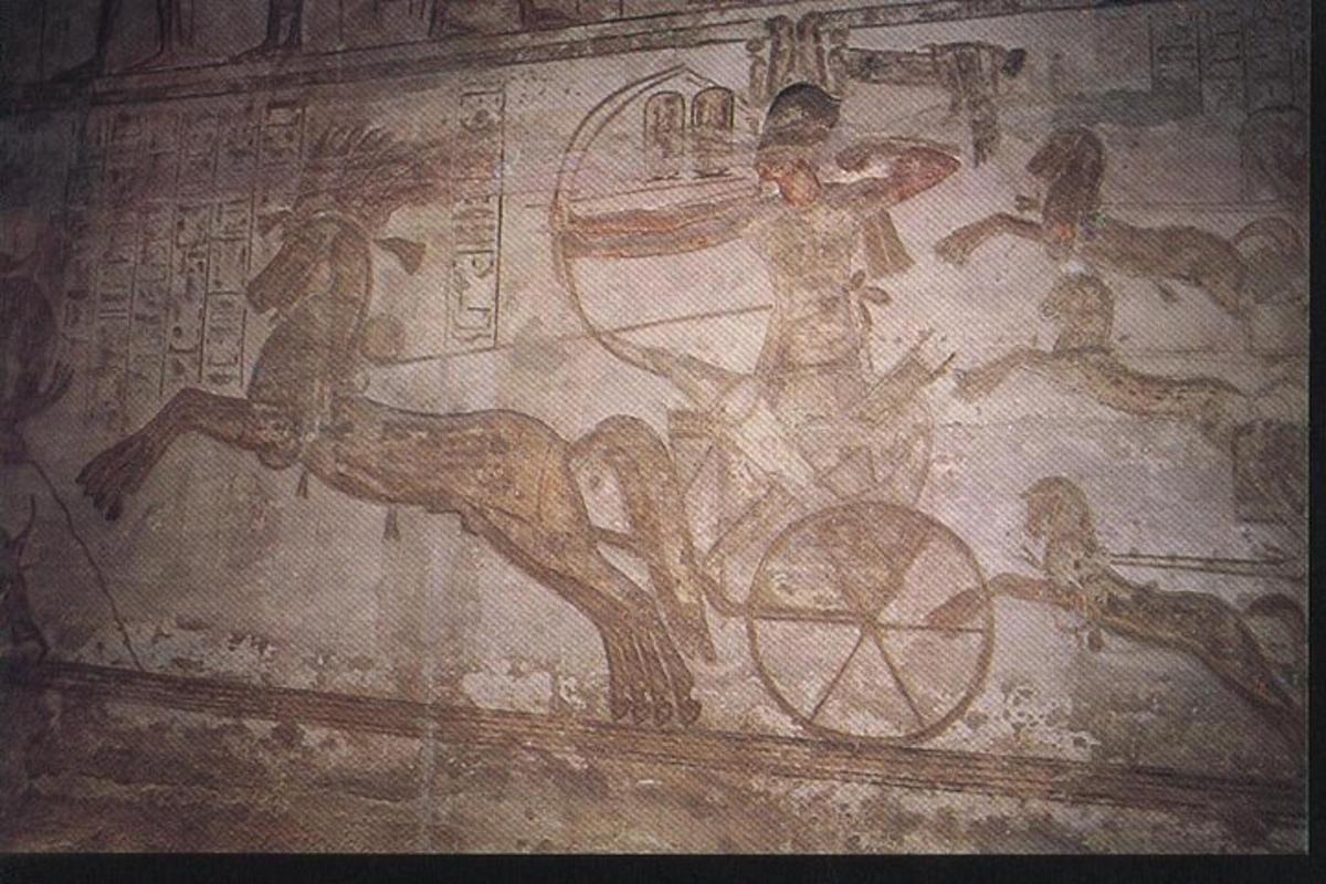 un muro con un dipinto di un uomo in carrozza