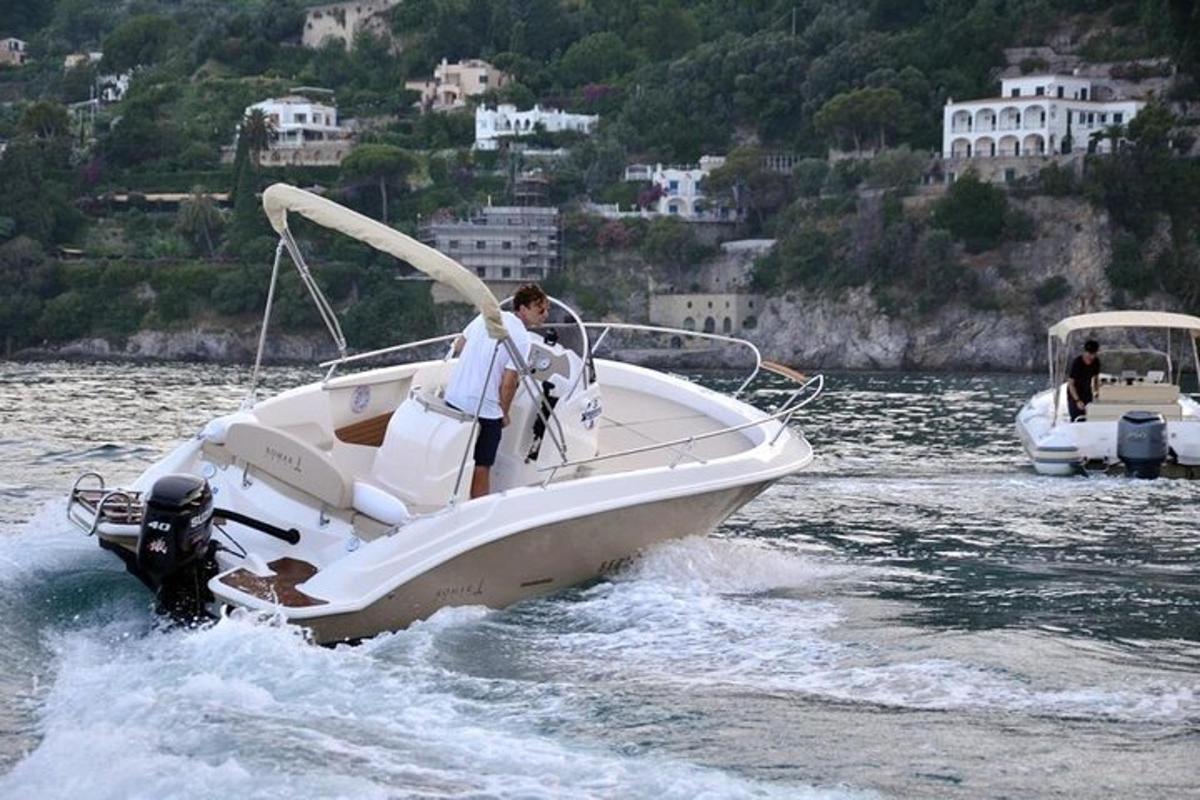 Δύο άνθρωποι σε μια άσπρη βάρκα στο νερό