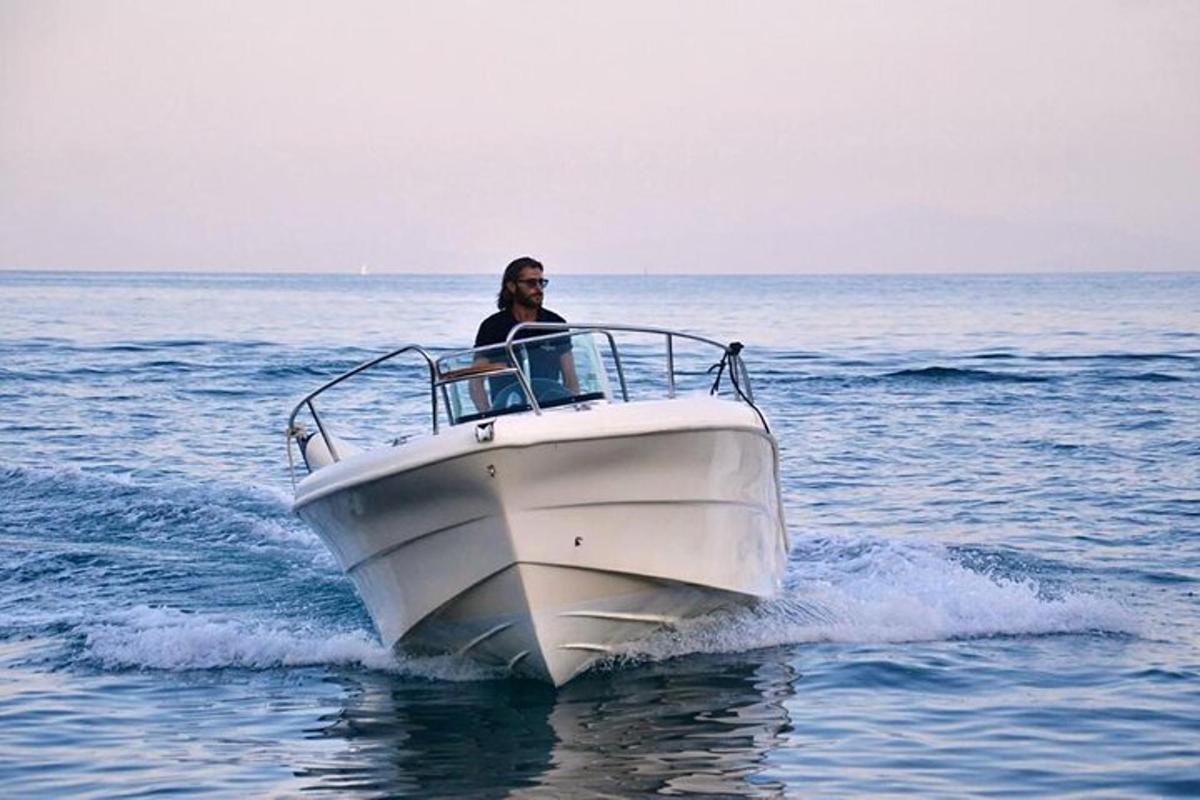 ένας άντρας σε μια βάρκα στο νερό