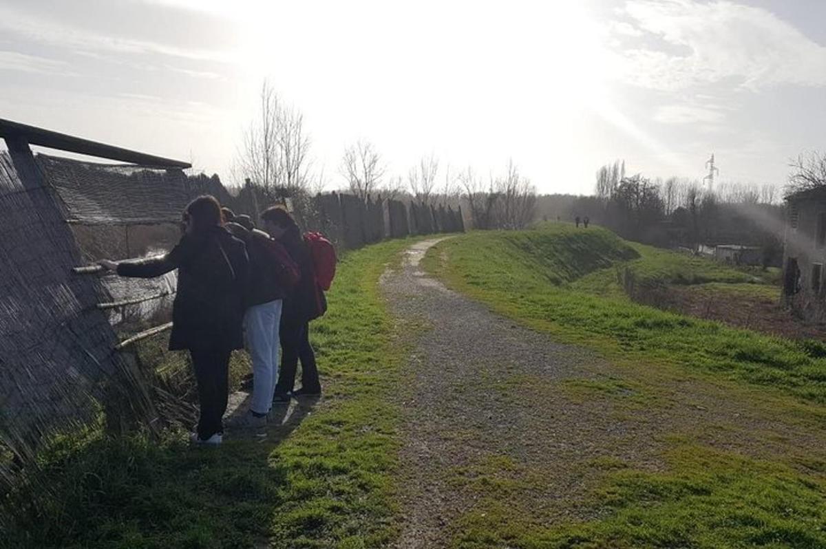 skupina ľudí kráčajúcich po prašnej ceste