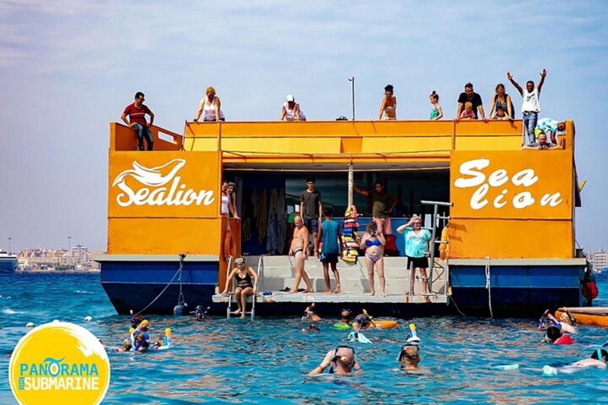 un grupo de personas en un barco en el agua