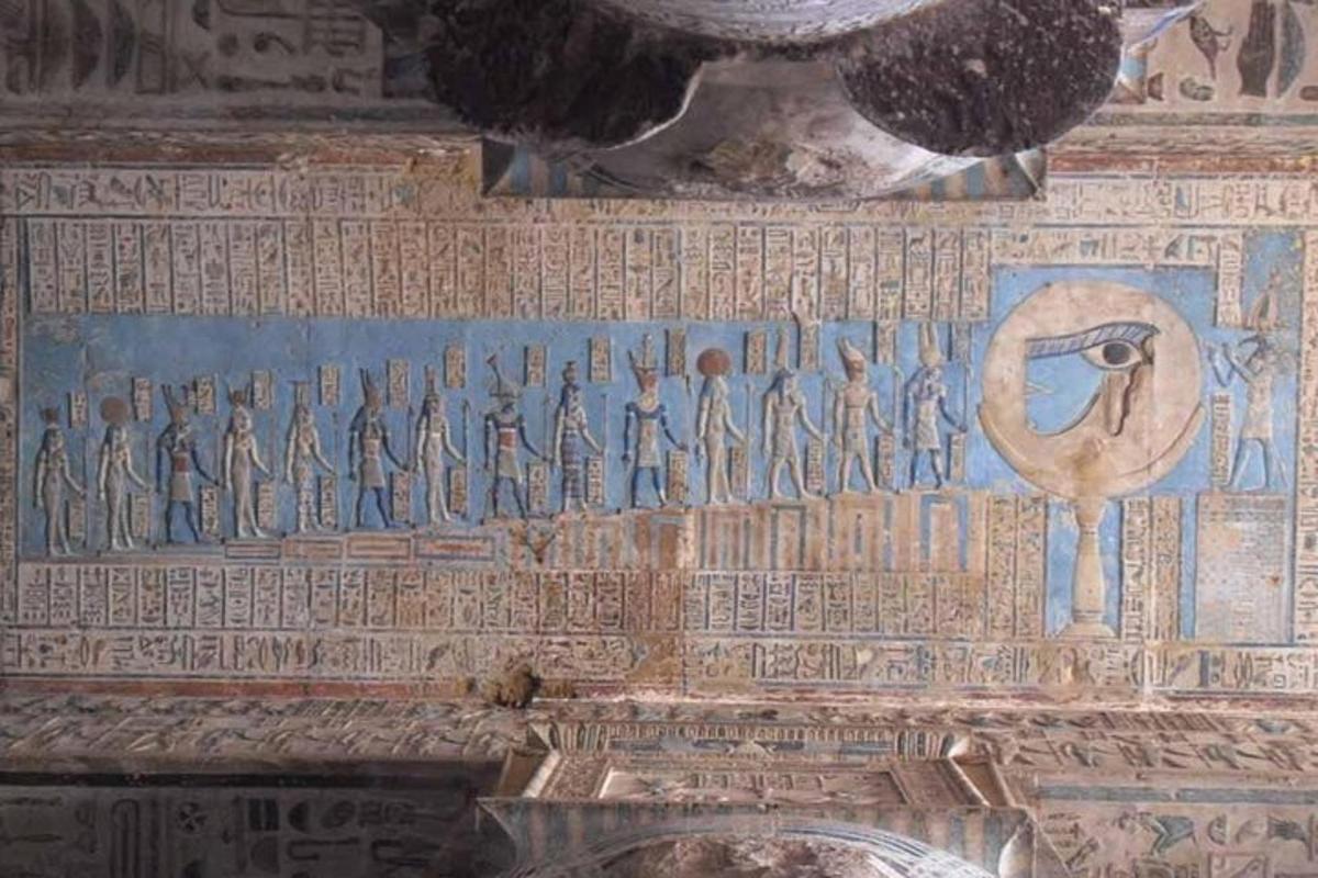 zeď s hieroglyfy na boku budovy