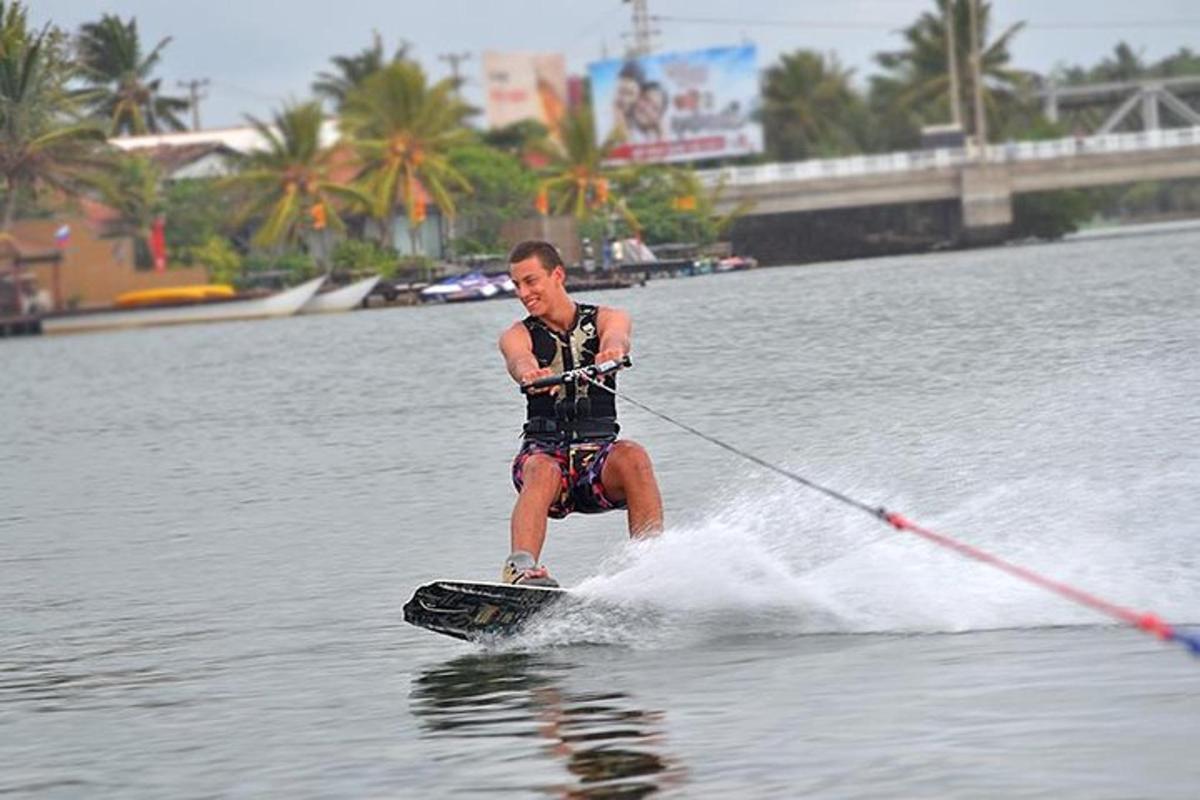 seorang lelaki bermain ski air di atas papan di dalam air
