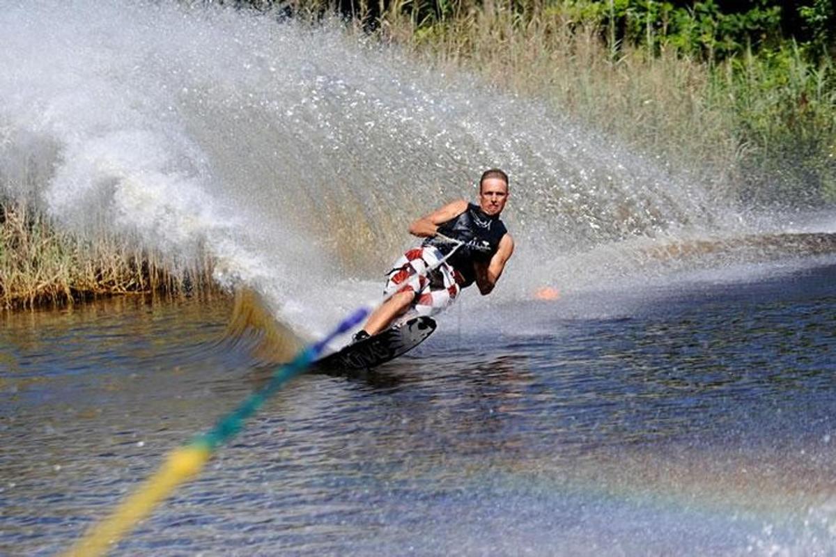 seorang lelaki bermain ski air di dalam air