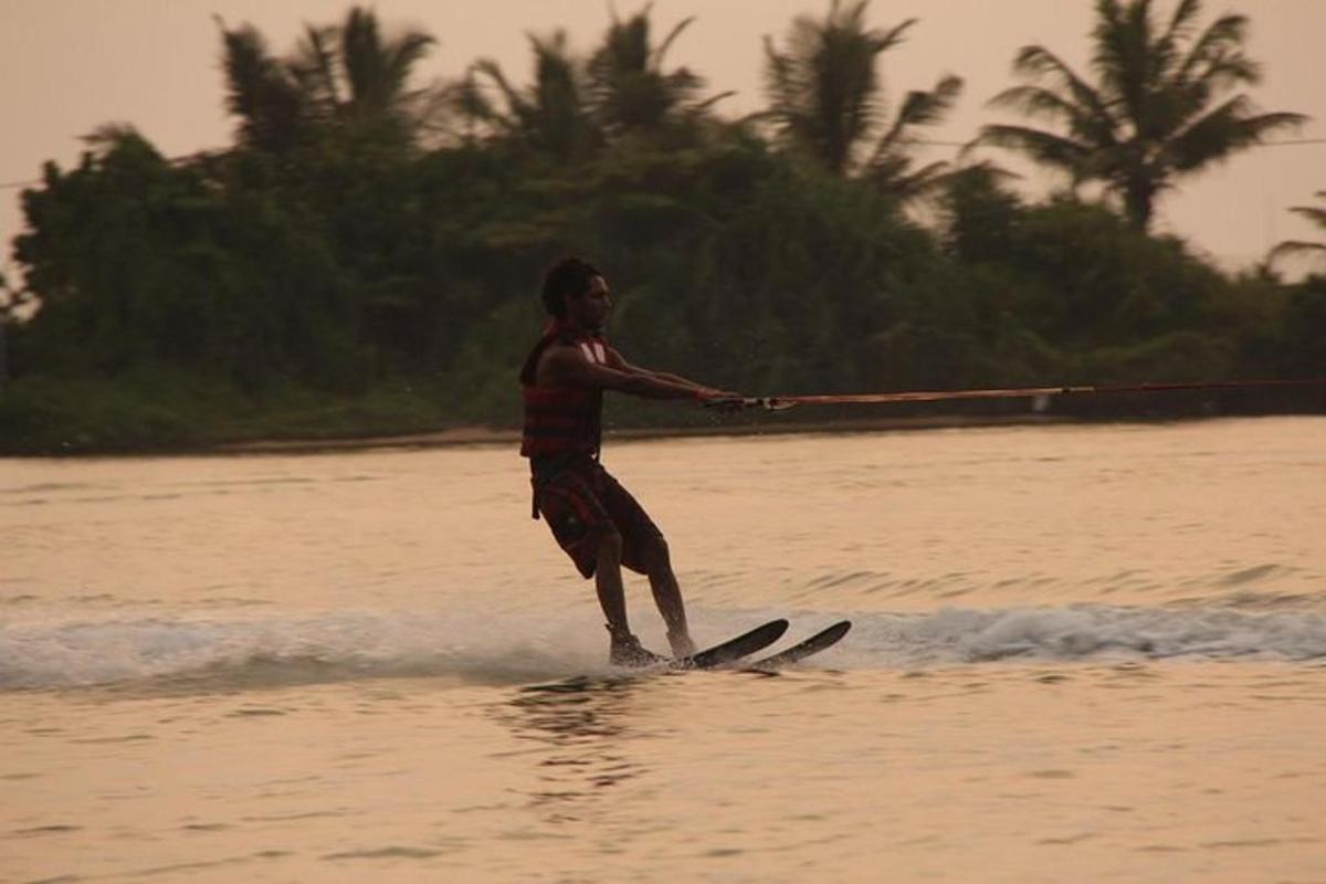 Un hombre está practicando esquí acuático en la playa.
