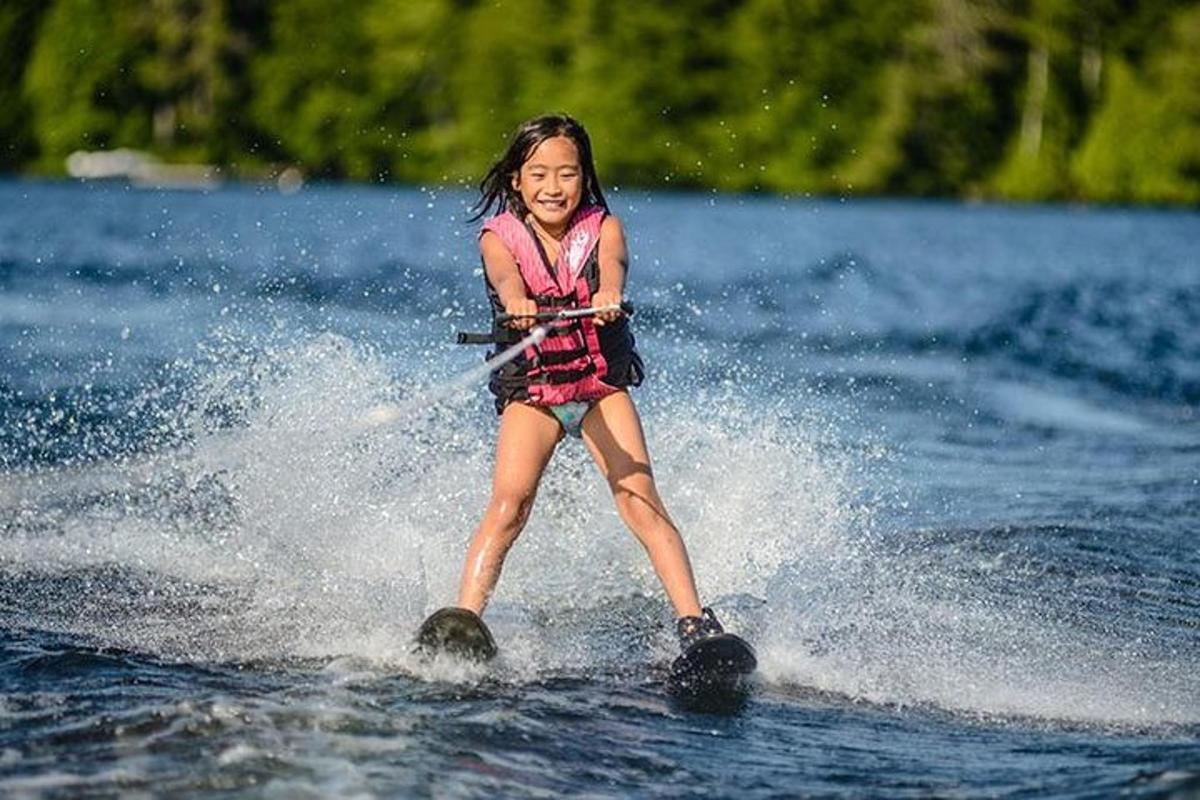 Una joven en esquís acuáticos en el agua