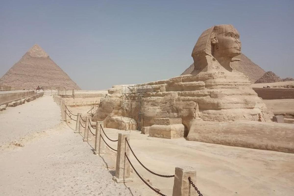 eine große Statue vor den Pyramiden