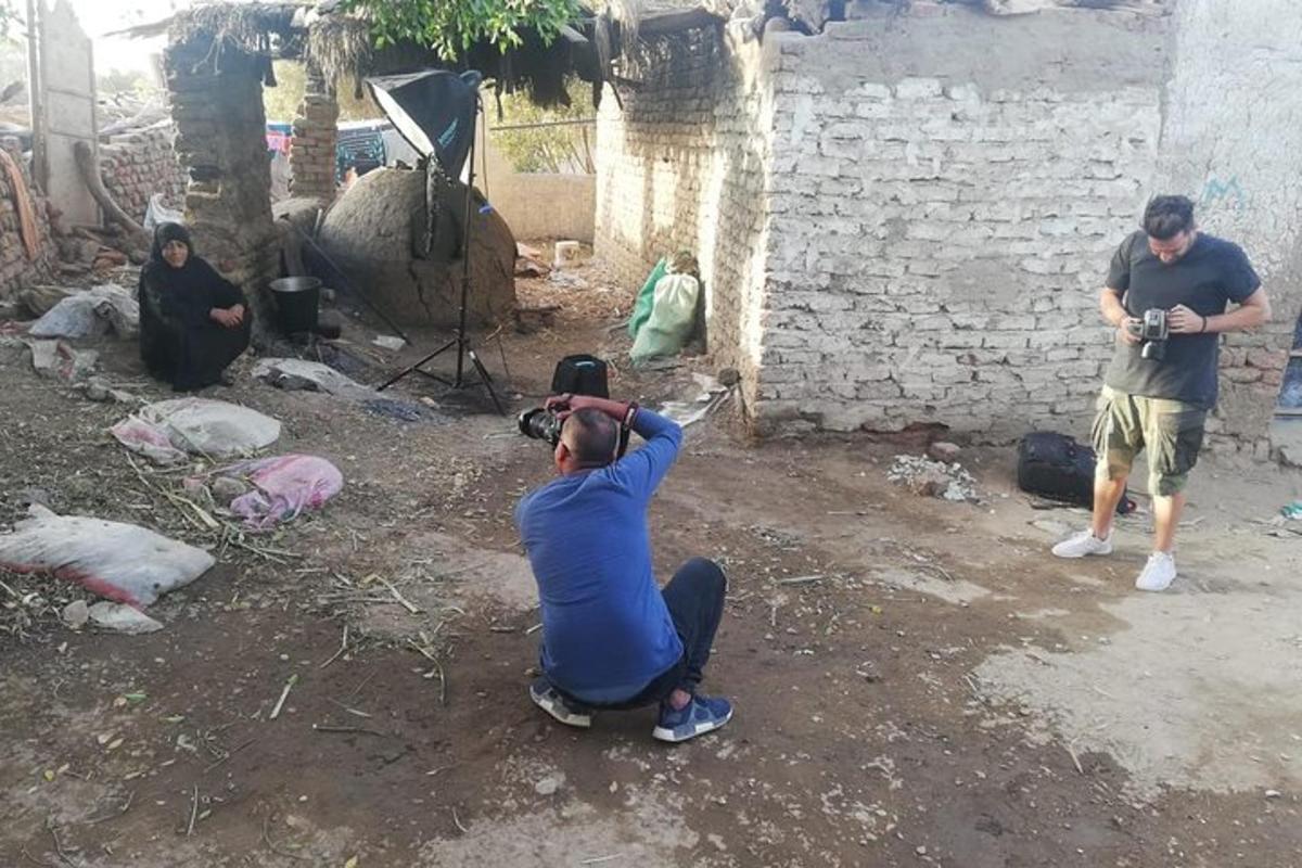 seorang lelaki mengambil gambar seorang lelaki dengan kamera
