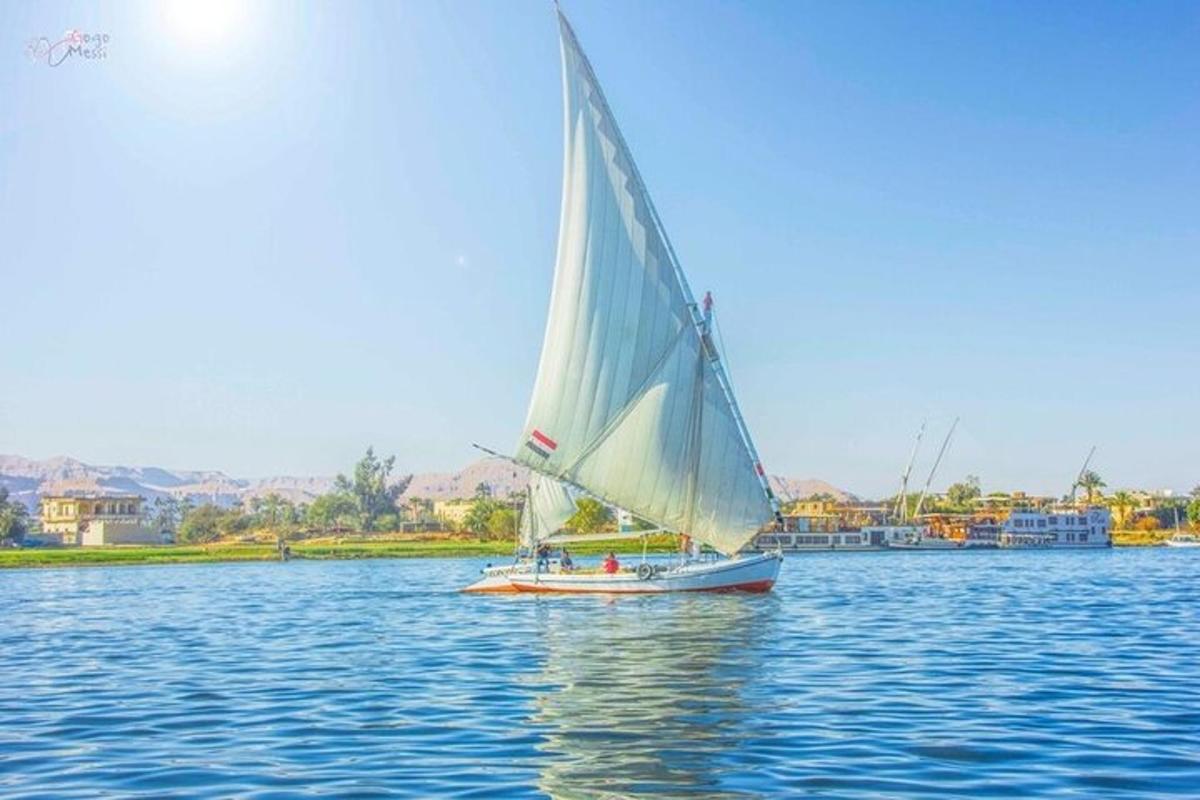 perahu layar dengan layar besar di atas air