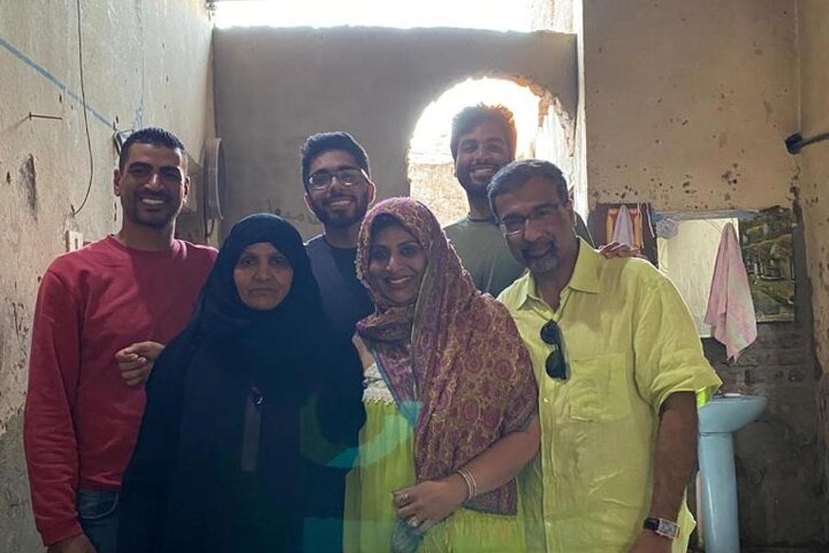 un gruppo di persone che posano per una foto