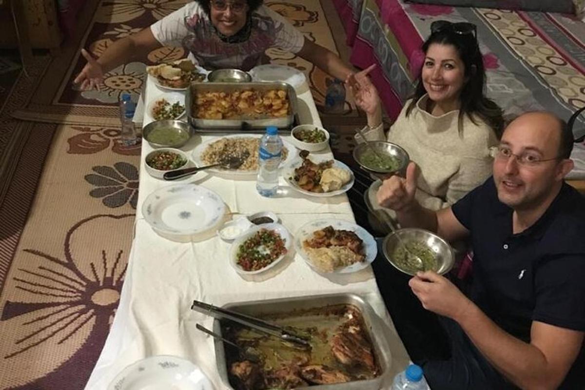 食べ物を囲んでテーブルの周りに座っている人々のグループ
