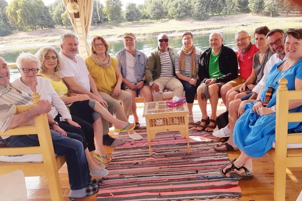 un gruppo di persone sedute in gruppo in posa per una foto