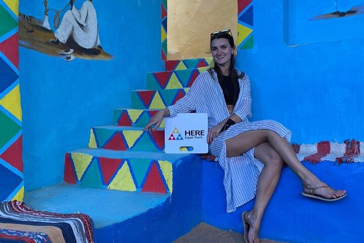 μια γυναίκα που κάθεται σε έναν καναπέ με ένα φορητό υπολογιστή