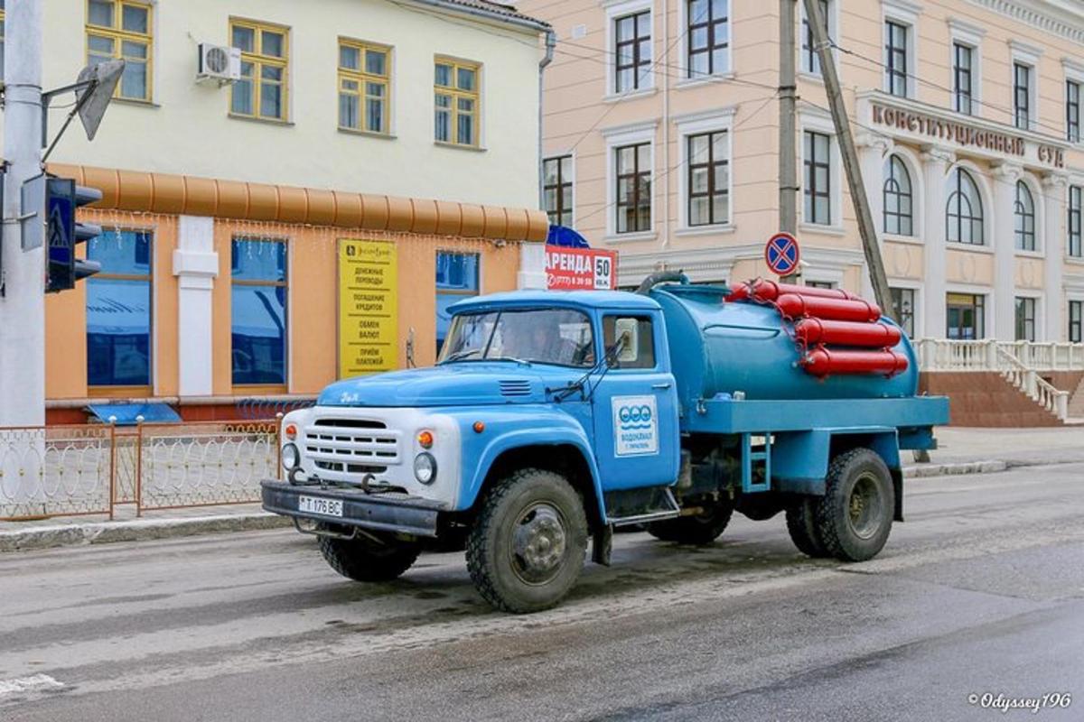 sininen kuorma-auto on pysäköitynä kaupungin kadulle