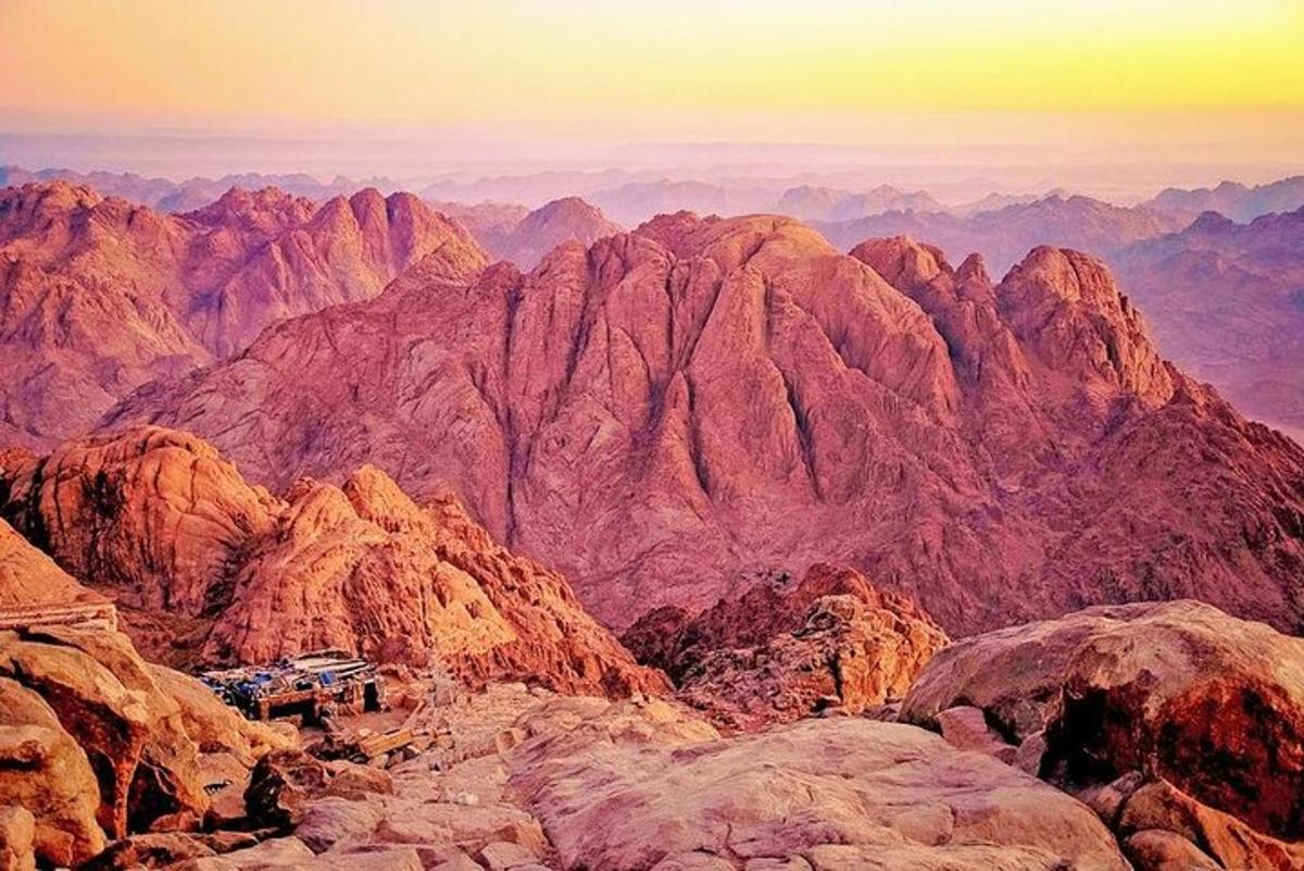 منظر من أعلى الجبل عند غروب الشمس