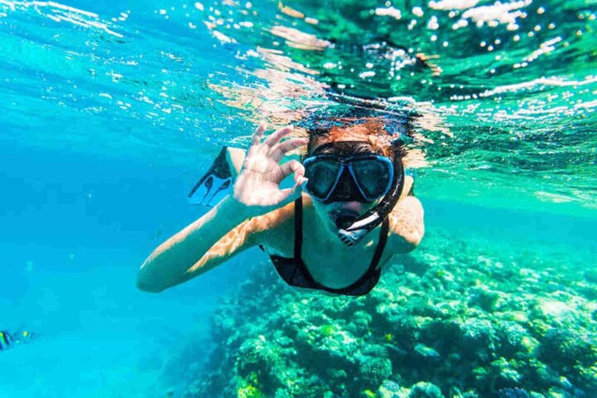 maður í vatninu með snorkel