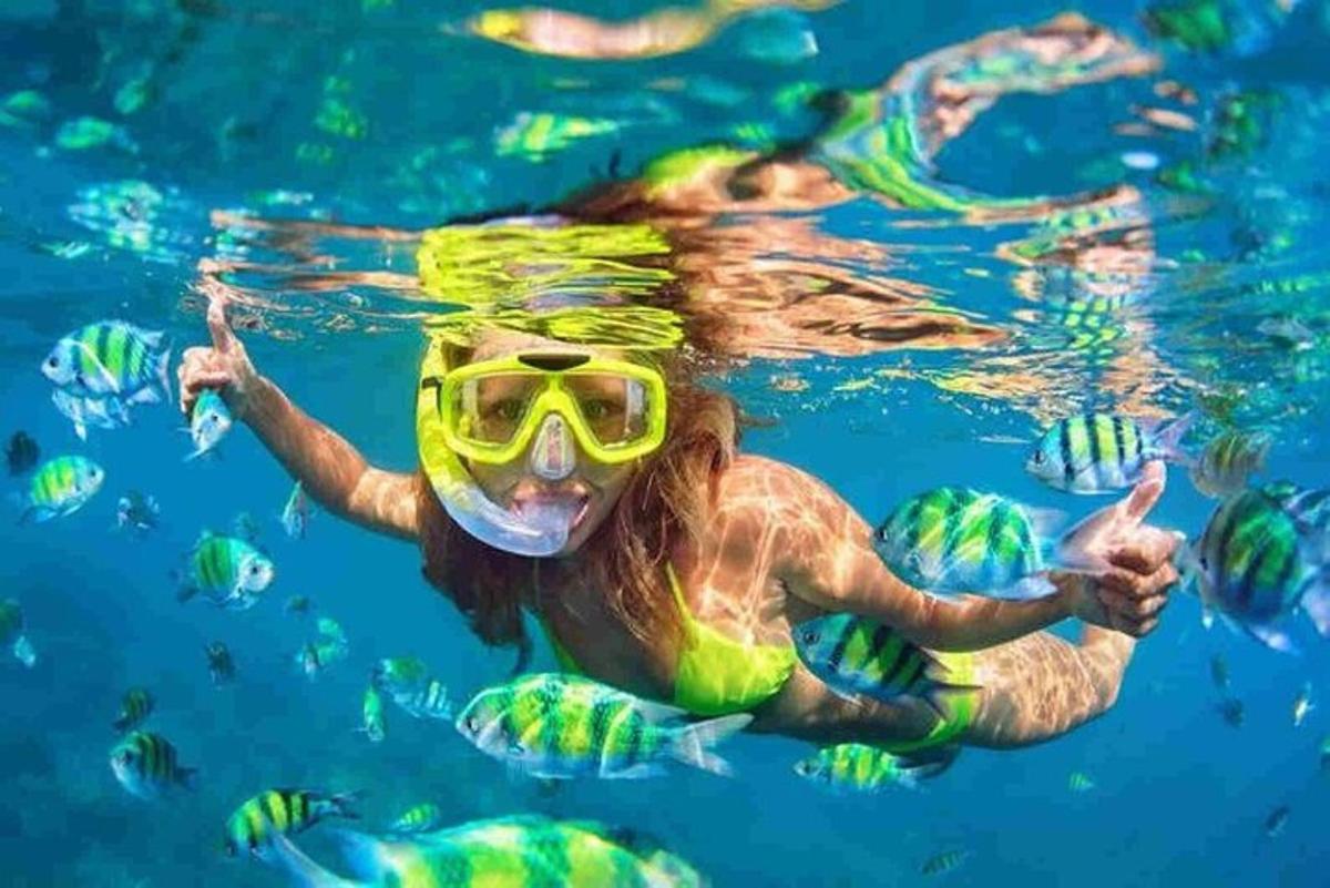 eine Frau, die mit einem Schnorchel im Wasser schwimmt