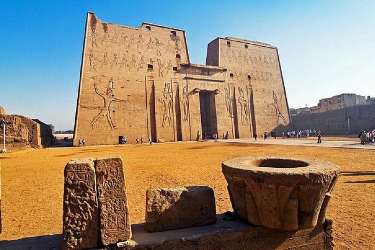 un grande edificio con statue di fronte