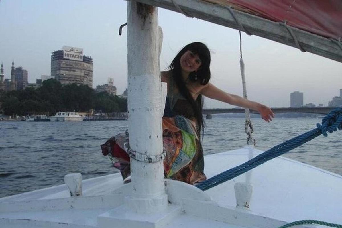 una mujer sentada en un bote en el agua