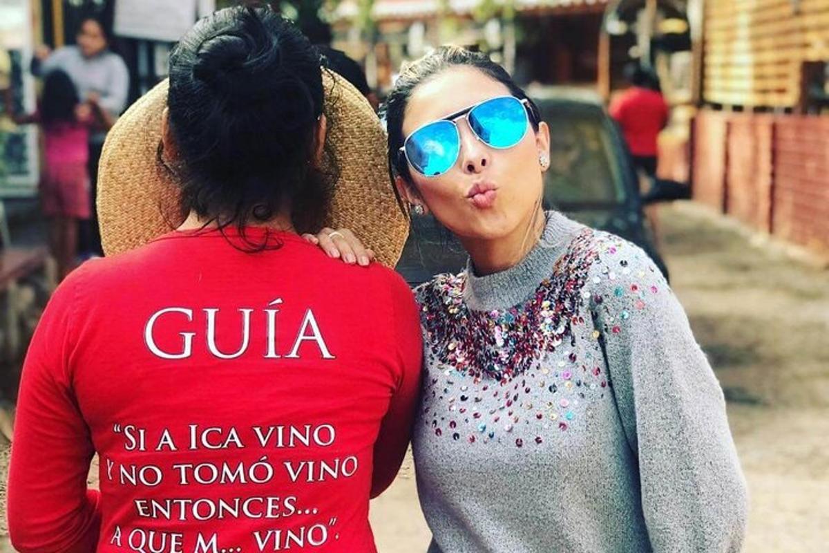 due donne in piedi una accanto all'altra su una strada