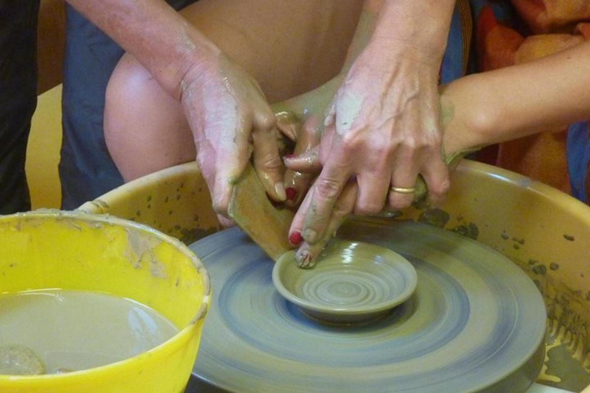 una persona che realizza un vaso su un tornio da vasaio