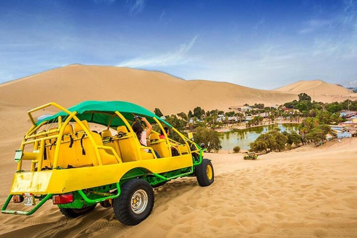 una jeep verde e gialla parcheggiata nel deserto