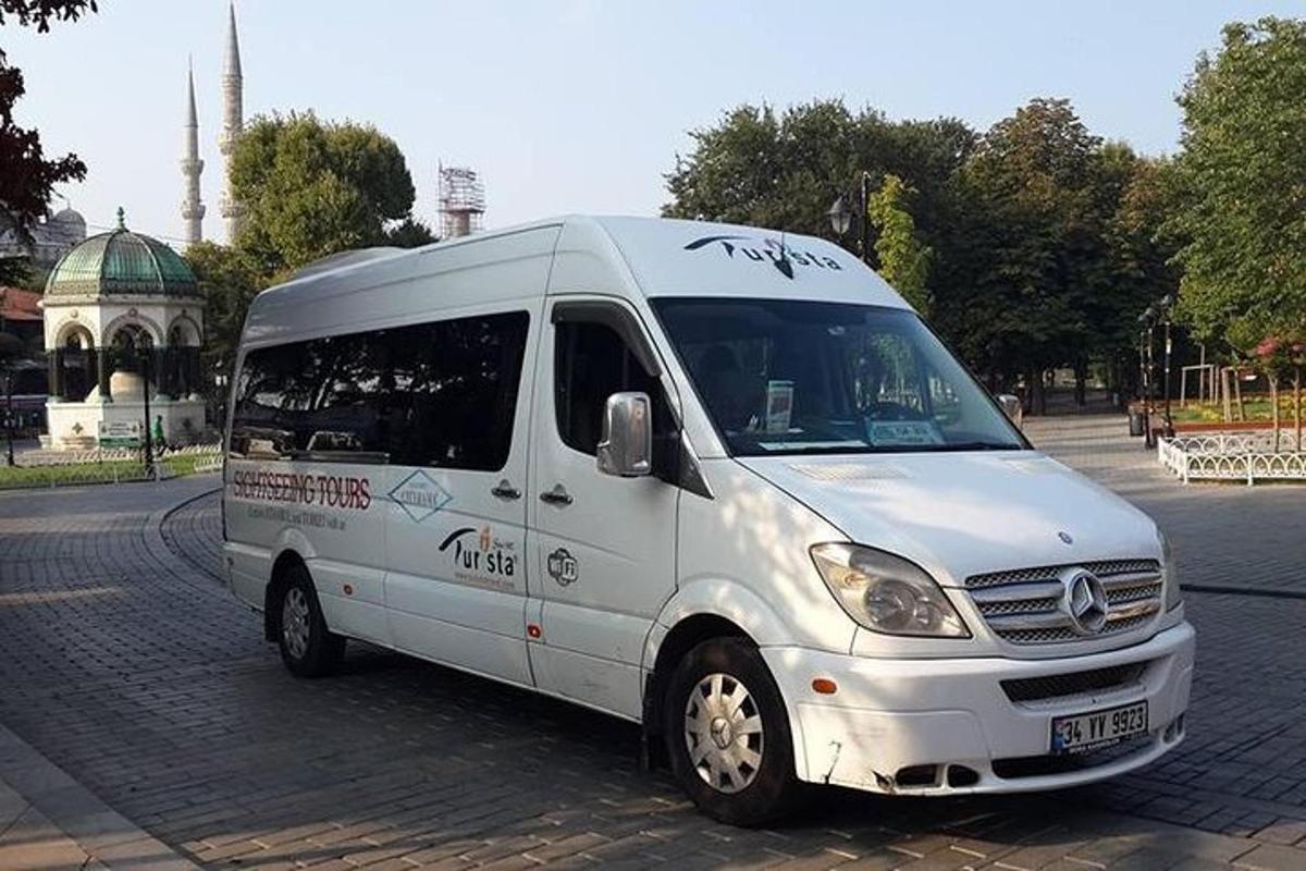 白いバンが路上に駐車されている