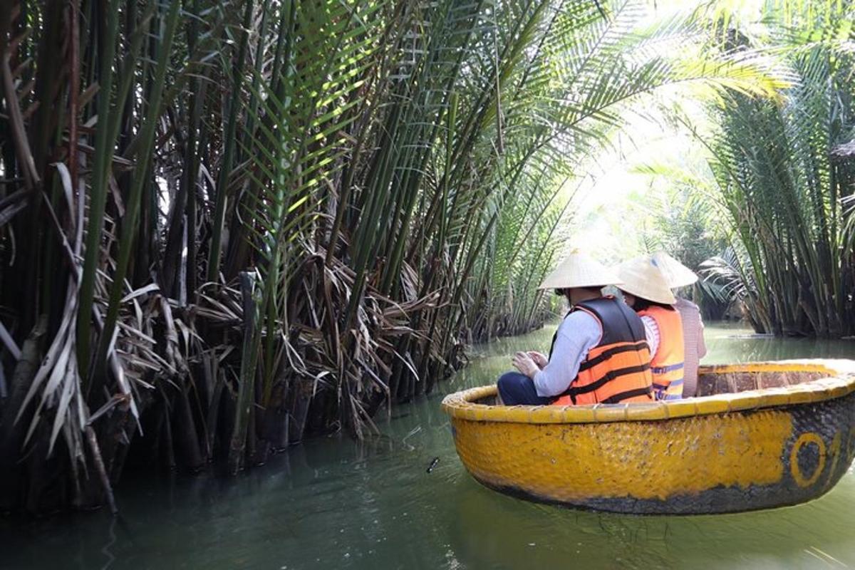 due persone su una piccola barca in acqua