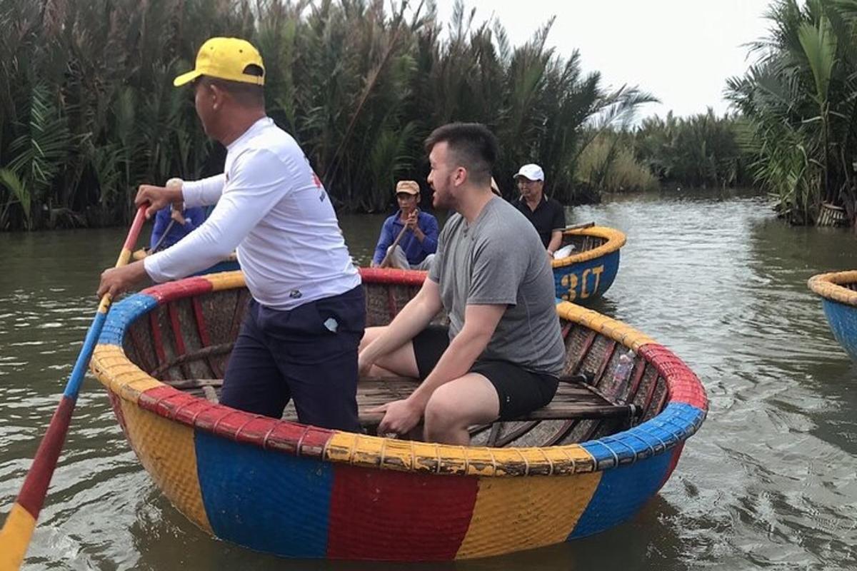 un gruppo di persone su una barca su un fiume